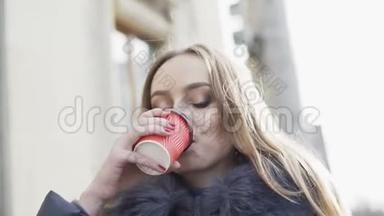冬日里，一个爱笑的女孩在喝咖啡，打电话